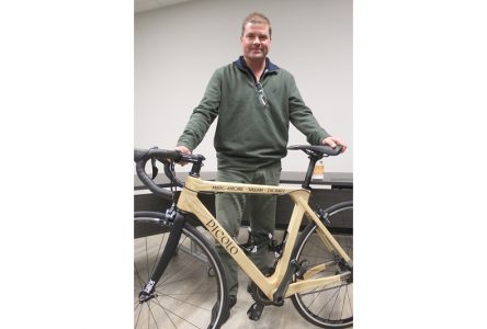 Un Grand Défi avec un vélo en bois!