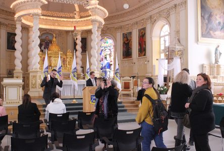 Les vocations de l’église attirent les Français à Neuville