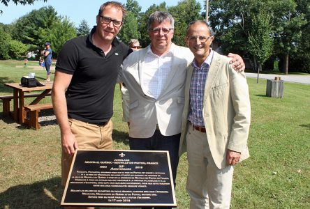 Neuville dévoile une plaque pour ses 35 ans de jumelage