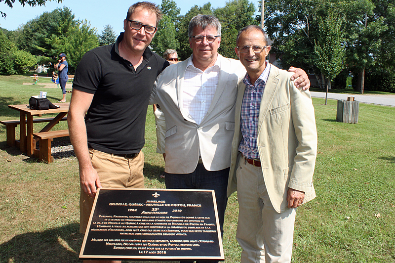 Neuville dévoile une plaque pour ses 35 ans de jumelage