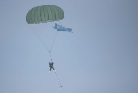 Entraînement de parachutistes à Sainte-Catherine