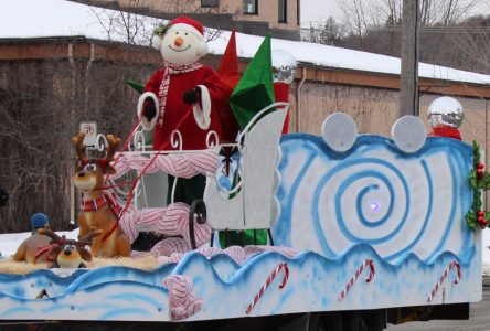 Premier défilé de Noël illuminé à Sainte-Catherine-de-la-Jacques-Cartier