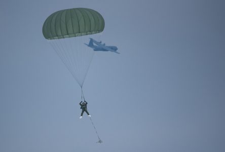 Parachutistes militaires dans le ciel de Sainte-Catherine