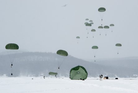 Parachutistes à l’entraînement dans le ciel de Sainte-Catherine