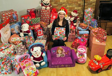 Des enfants partagent des cadeaux