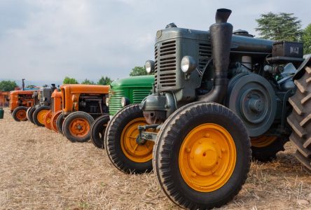 Défilé de vieux tracteurs à Sainte-Anne-de-la-Pérade