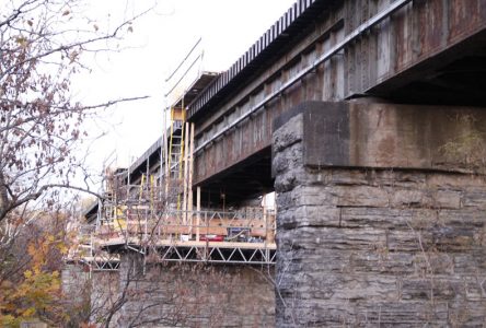 Travaux sur le pont ferroviaire à Pont-Rouge