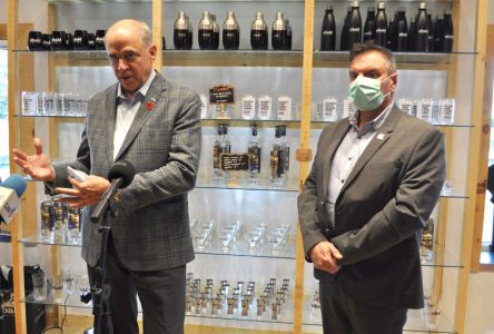 Le ministre Fitzgibbon rencontre les dirigeants d’Ubald Distillerie