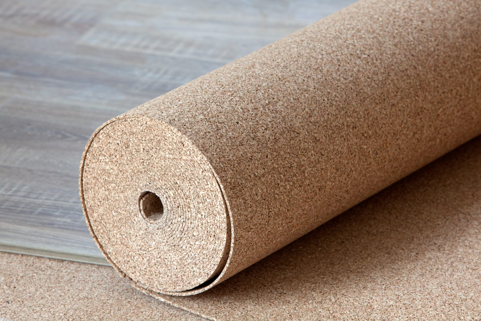 Est-ce qu'une membrane acoustique sous un plancher de bois équivaut à un  tapis?