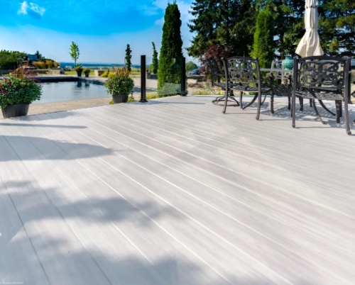 Couvre-plancher pour patio extérieur : découvrez l’AlumaDeck par Sunspace Québec